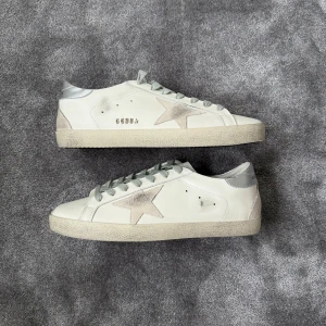 Golden goose skor - 📏 Storlek 45 herr  Längd innermått 29, 29,5cm  🔍 Skick Nyskick, använda en gång   🎨  Färg  Vit  Övrigt Kommer med skobox men den är sönder på sidan 💬 Skriv om ni har några frågor 