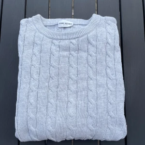 Ljusgrå kabelstickad tröja John Henric - Säljer en ljusgrå kabelstickad tröja från John Henric. Tröjan har rund halsringning, ribbade muddar och är långärmad. Perfekt för lager-på-lager och snygg till både jeans och chinos. Tröjan är alltid slutsåld på Johan Henric och har ett nypris runt 1000 kr. Väldigt hög efterfrågan men säljer pga att jag växt ur det! Skriv ifall du har frågor eller funderingar! Mått: axelbredd 42 och längd 63