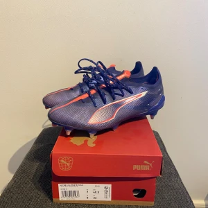 PUMA ULTRA 5 ULTIMATE SG - Tja! Säljer dessa Puma Ultras då dom inte kommer till användning! Endast testade en gång på natur gräs så dom är i nyskick! Storlek 40,5 men passar upp till 42 då puma är stora i storleken   Nypris 2699  Säljer för 649