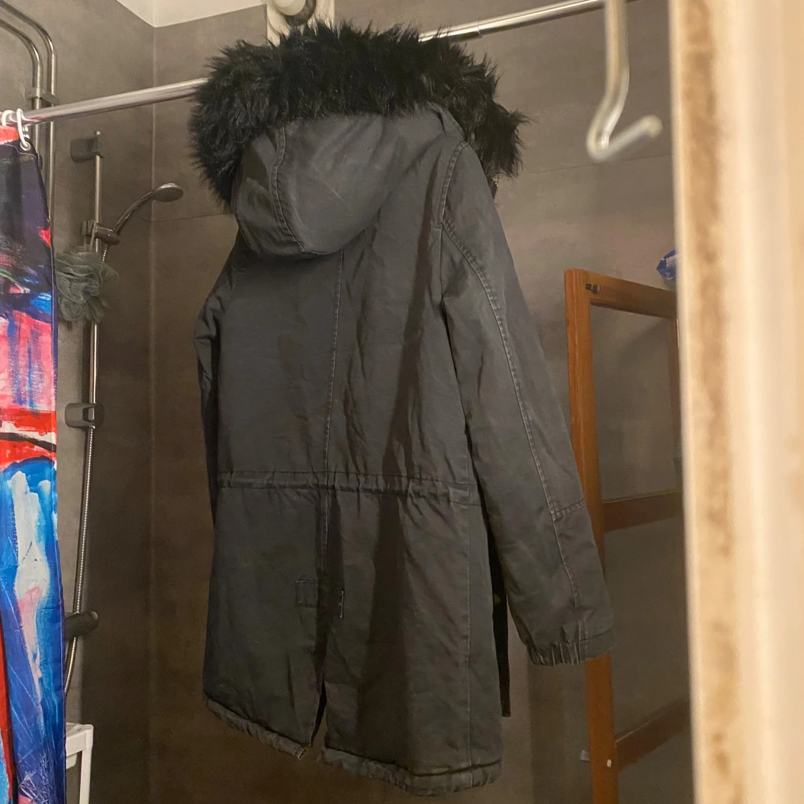 Svart parkasjacka med fuskpäls - 2