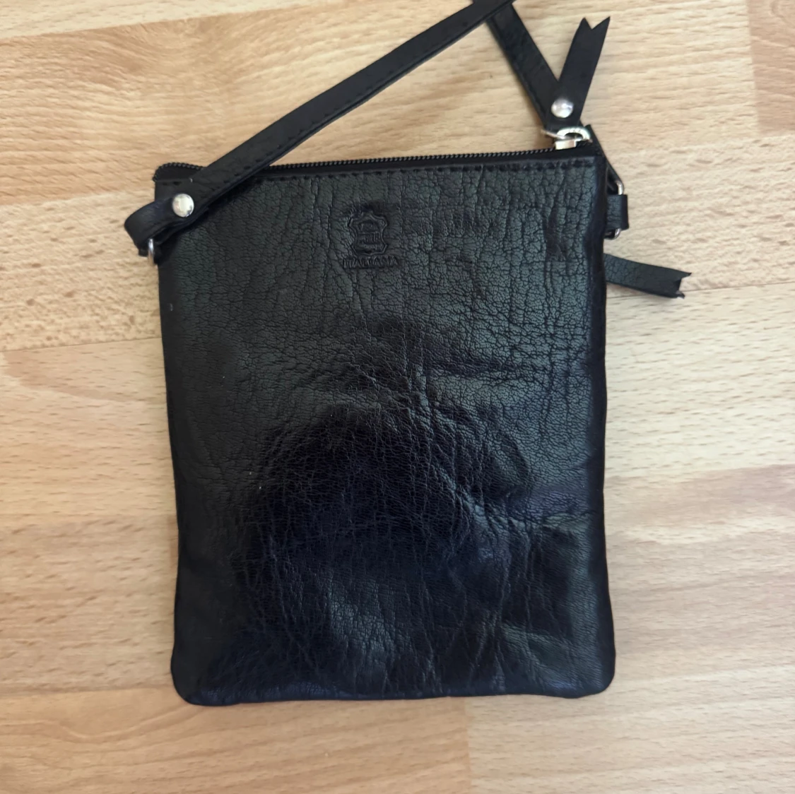 Ny. Svart axelväska i skinn med nitar - 2