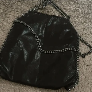 Stella mcartney liknande väska - Säljer nu en glittrig Stella mcartney liknande kedje väska som är perfekt nu till skolan. Den har aldrig använt så den är i nyttskick❣️