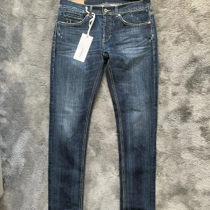 Dondup jeans - Tja! Säljer nu dessa riktigt feta dondup jeansen! Jeansen är i storlek 35,34! Jeansen har en fin tvätt me lite slits! Skriv vid bilder eller frågor!