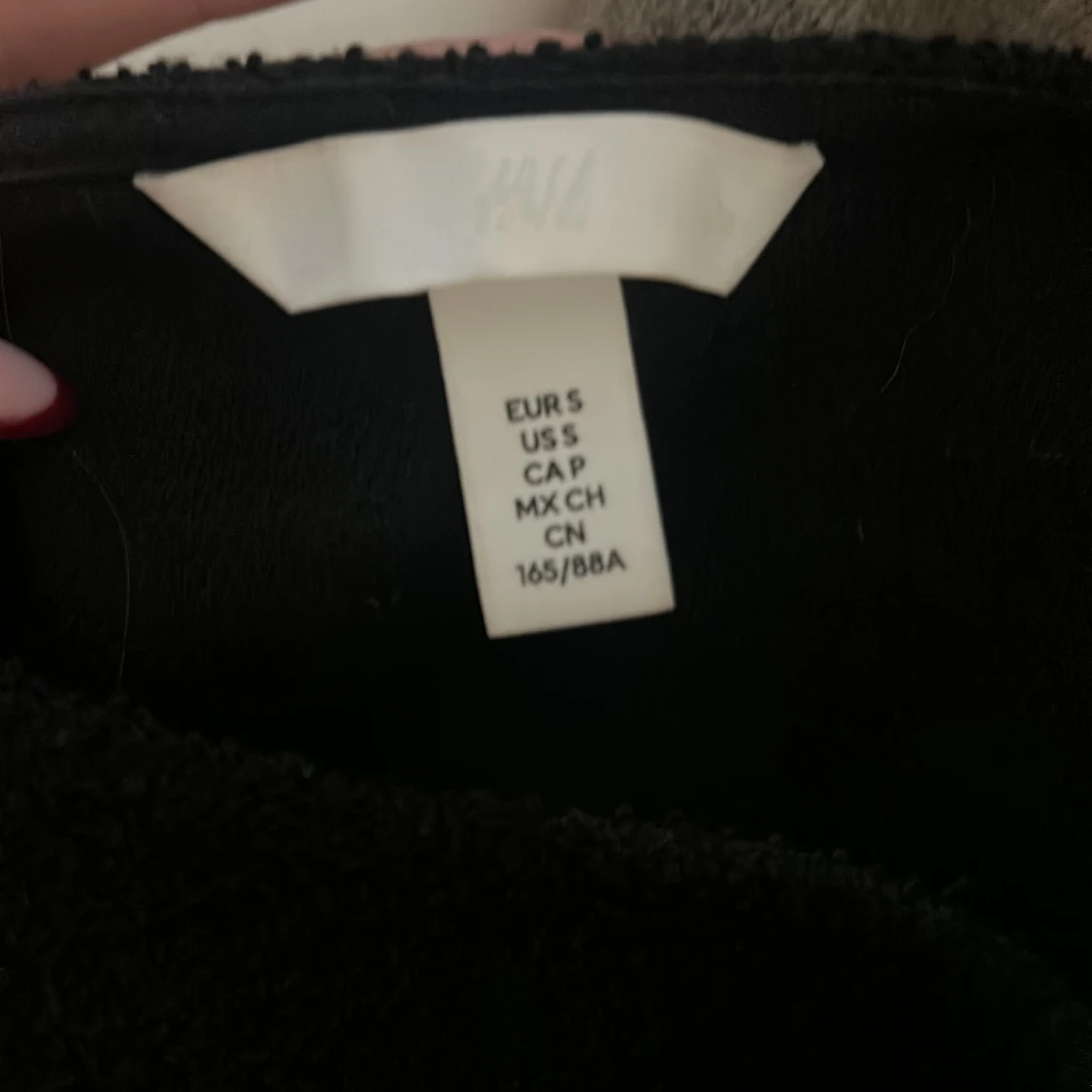 Svart topp med guldknappar från H&M - 2