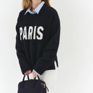 Svart stickad tröja med PARIS-tryck - Helt ny tröja köpte för en vecka sen och har använt en gång💕