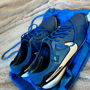 Nike tiempo elite ag - snygga fotbollsskor till spel för konstgräs men funkar även på gräs, de är inritade kors och ord i sulan som  handlar om Jesus ny pris är 3149 påse är lite sliten men den ingår med skorna dom är små i storleken 