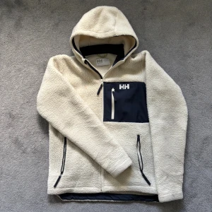 Helly Hansen Fleece - Tja, säljer nu min feta HH fleece | Storlek 164 vilket motsvarar XS | Passar mig som är 175 men passar lite mindre också | Smuts förekommer men ändå hel | Perfekt nu i höst | Kom privat för fler bilder eventuellt frågor, mvh Max ☺️