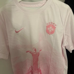 Rosa Brasil fotbollströja Nike M - Futkit tröja, helt ny aldrig använd, M menstorlek