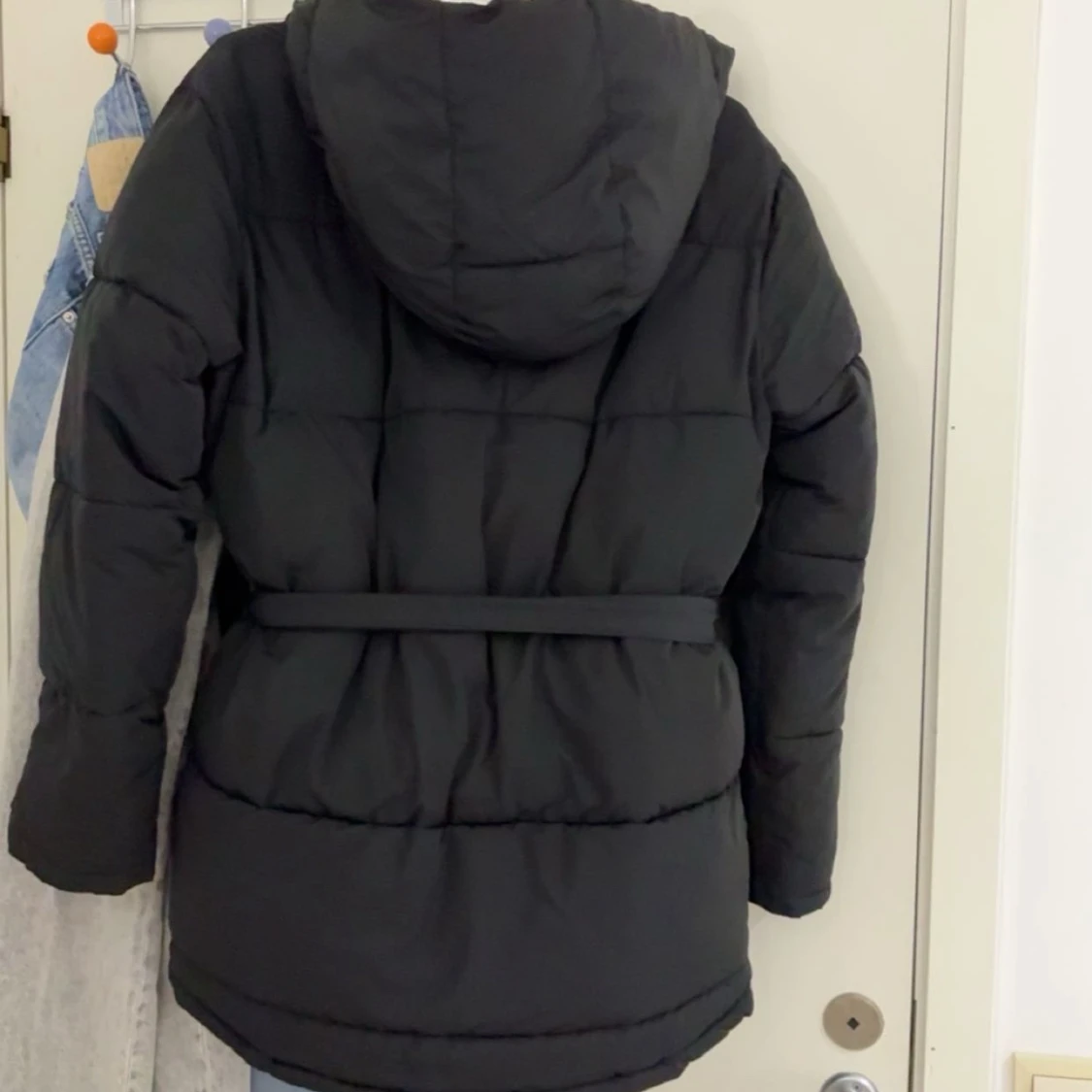 Svart pufferjacka med bälte från Nelly - 2