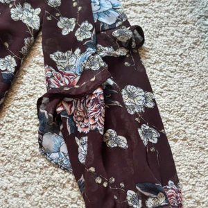 Volang blus - Blus med volanger, lite genomskinlig💗 brun/ vinröd