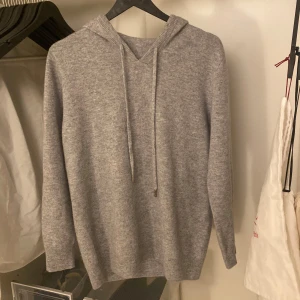 Kashmir hoodie (100%) - Kashmir hoodie | Märke: Inget | Köptes som 100% kashmir men kan ej garantera något | Bra skick (Aldrig tvättats) | Först till kvarn!