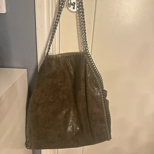 Väska  - Rymlig väska i fin mörkgrön färg❣️köpt utomlands på marknad 