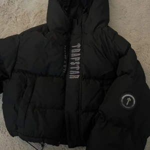 Trapstar Women's Decoded Hooded Puffer  - Women's Decoded 2022 Hooded Puffer jacka från trapstar. Använd men är i gott skick. Kan skicka mer bilder i chatten, det är bara att fråga 🫶🏽