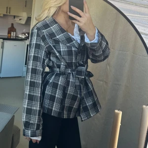 Rutig kappa - Fin tunn kappa med knytning i midjan, finns inga lappar men passar mig som vanligtvis har storlek s 🖤🤍