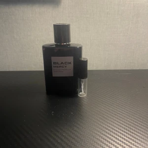 Black Mercy Eau de Parfum - Upptäck Black Mercy Eau de Parfum for Men. Perfekt för dig som vill testa en ny doft i mindre mängd – välj mellan 1ml, 2ml eller 3ml. Smidig sprayflaska ingår. Snygg och stilren design som passar in i din samling.