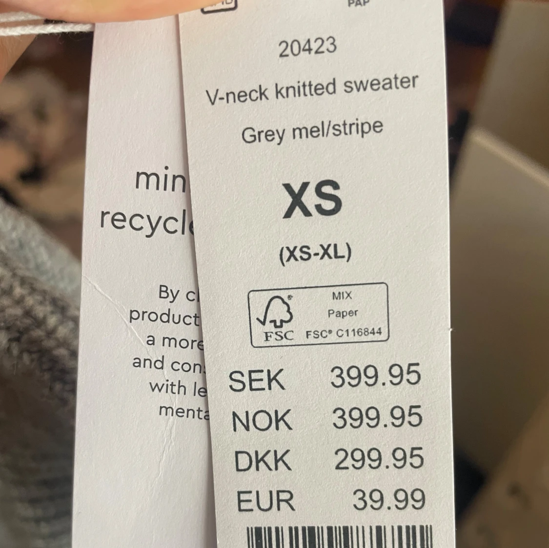 Gråvit randig stickad tröja V-ringad - 2