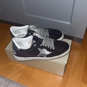 Golden Goose Ball Star  - Unika ballstars i storlek 42 allt ingår 9/10 condition (smått använda inget man märker av) skolåda och dustbag tillkommer såklart! Hör av dig vid funderingar!