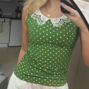 Söt prickig topp  - Står ingen storlek men passar mig som vanligtvis har storlek s 🤍