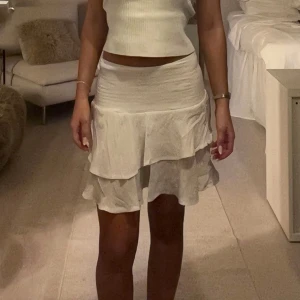 Vit volangkjol - Supersöt vit kortkjol med dubbla volanger.