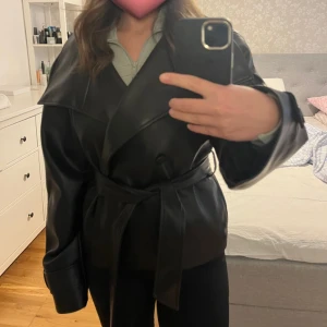 Gina tricot short belted pu jacket black - slutsåld - Säljer denna fina skinnjacka med skärp som blev viral och tog slut direkt ifrån Gina tricot. Tråkigt nog använde jag den aldrig, så dags att sälja vidare till någon som faktiskt använder den!😍 prislapp och allt kvar och som sagt ALDRIG ANVÄND