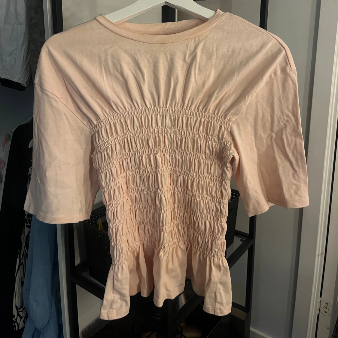 Ljusrosa smockad topp  - 1