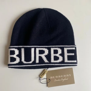 Burberry mössa beanie - Helt ny.                                                               Skriv privat vid fler frågor.