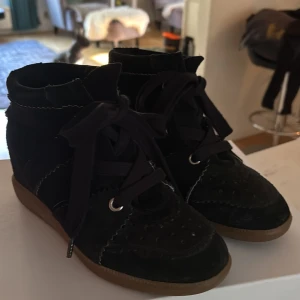 Svarta sneakers Isabel Marant storlek 37 - Säljer ett par svarta Isabel Marant sneakers i mocka. Dom ör använda ett fåtal gånger, säljer då de tyvärr inte kommer till användning. Kommer med originalkartong och dustbag. Pris går att diskutera vid snabb affär💞