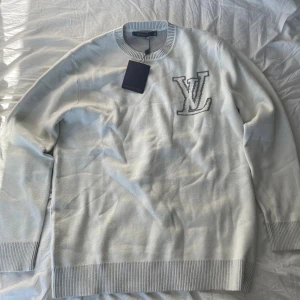 LV tröja - Säljer nu en fin LV tröja i storlek XL men den sitter perfekt för någon som bär storlek L vid frågor är det bara att skriva mvh William:)