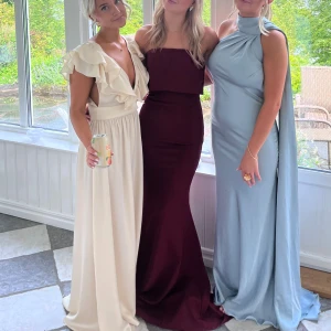 Champagnefärgad balklänning med volanger - Säljer min fina balklänning som är öppen i ryggen och har volang detaljer. Klänningen är uppsydd för mig som är 155, men med 5cm klackar så gick den ända ner till marken.