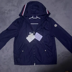 Navy blue Moncler windbreaker REP  - Hej säljer helt ny Moncler windbreaker med alla tags och nfc funkar och qr kod finns också och påsen i bilden 