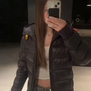 Svart pufferjacka Parajumpers Sheen - Säljer en svart pufferjacka från Parajumpers, modell Sheen. Jackan är perfekt för vintern och varm,( det ör ett litet snitt på vänstra armen vid arm mudden men de är knappast synligt om man inte tittar riktigt noga)🥰