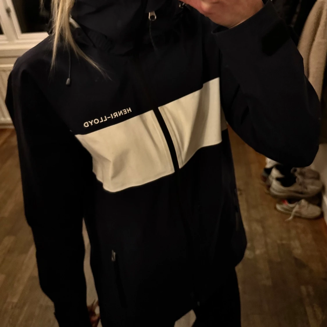 Marinblå och vit seglarjacka från Henri Lloyd