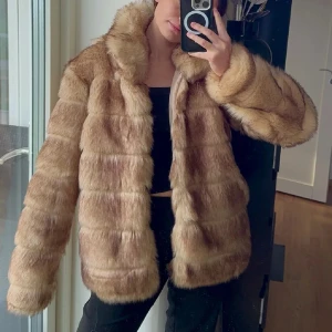 Pälsjacka från Nelly - Säljer en helt ny brun pälsjacka från Nelly! Perfekt nu till vintern!🦋 Slutsåld!🦋Oanvänd!🦋 Nypris: 999kr.🦋