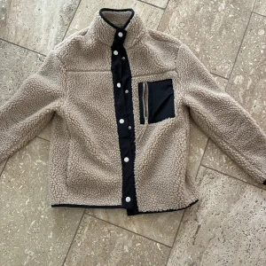 Teddy jacka - En jättegosig teddyjacka som nästan aldrig är använd💗