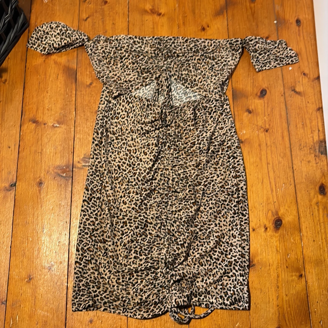 Leopardmönstrad offshoulder klänning