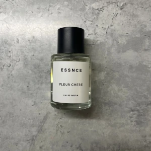 ESSNCE Fleur Chere Eau de Parfum - Väldigt lite använd, se bild 2. Supergod & feminin doft enligt mig. 50ml flaska 