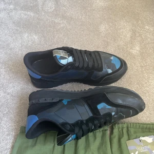 Valentino Rockrunner - Skorna är använda men har fof mycket liv kvar i sig och är sjukt fräscha☝️hör av er kring funderingar eller liknande, priset är aldrig hugget i sten🍻strl 42 men passar även 43