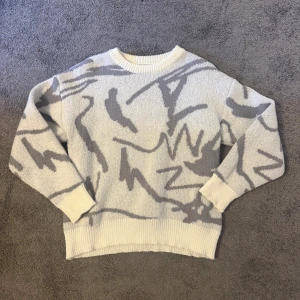 Stickad tröja - En perfekt tröja nu till vinter tider, varm och skön, condition 9/10. I storlek S