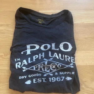 Ralph lauren tshirt - Hej! Säljer en snygg vintage Ralph lauren tröja i fint skick som är storlek S. Hör gärna av vid frågor😊