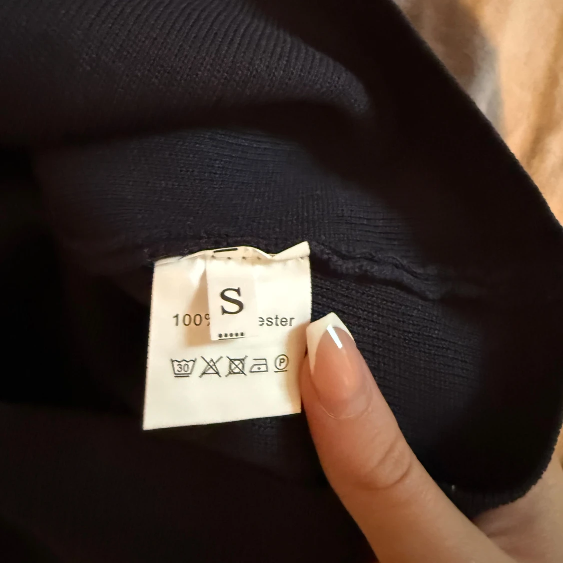 mörk blå blus med v-ringning och knappar - 2