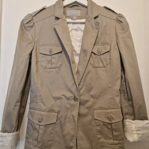 H&M beige kavaj, storlek 36 - Trendig kavaj för kontoret eller after worken. Snyggt med skärp till vid midjan. Ny och endast tvättad vid köp.   