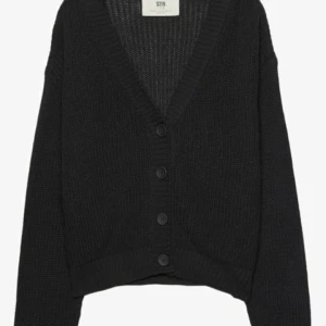 Svart stickad kofta från Strandivarius💗 - Säljer en svart stickad kofta från Strandivarius i XS, använd fåtal gånger💗