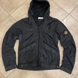 Stone Island jacka  - En svart Stone Island tjock vindjacka i utmärkt skick! Storleken på jackan är s. Kontakta gärna oss om du har några frågor, och priset är inte hugget i sten!