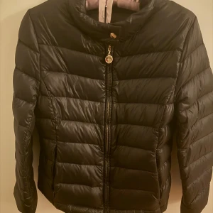 Svart pufferjacka - Snygg svart pufferjacka. Varm och snygg 🫶