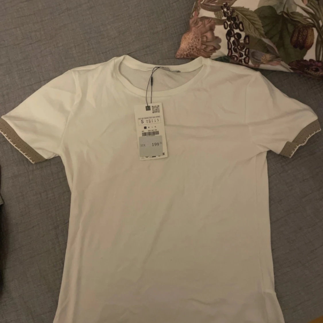 Vit t-shirt med guldig spetskant från Zara