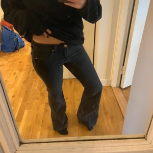 Svarta bootcut jeans - Från hm