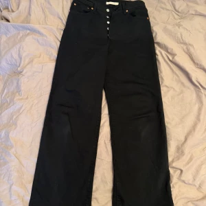Levis jeans  - Nya Levis jeans, använda två gånger. Köpta i augusti i Carlings butik. Ripcage straight ankle, storlek 29 motsvarande  europeisk storlek L/40