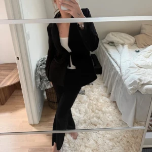 Kostym set - Superfint kostymset från bubbelroom. Använd vid 1 tillfälle.  Byxorna är i storlek 36 och kavajen storlek 34. Båda delarna passar 34-36 (Spegeln som är smutsig)