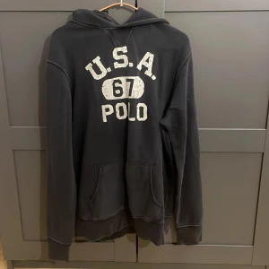 Polo Ralph Lauren hoodie  - Polo Ralph Lauren hoodie i storleken M. Hoodien är i bra skick. Priset kan diskuteras vid snabb affär. 