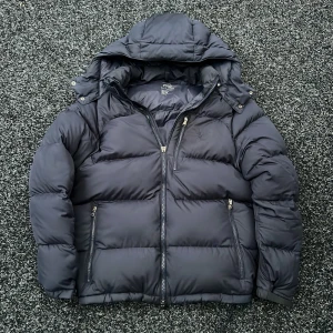 Ralph lauren jacka navy M - Sjukt snygg jacka! Perfekt till vinter! Size M! Skick 8,5/10! Hör av dig vid minsta fundering !🤩